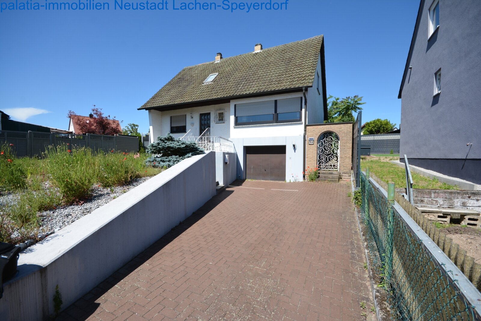 Hausfront mit Zuweg Hausfront mit Zuweg