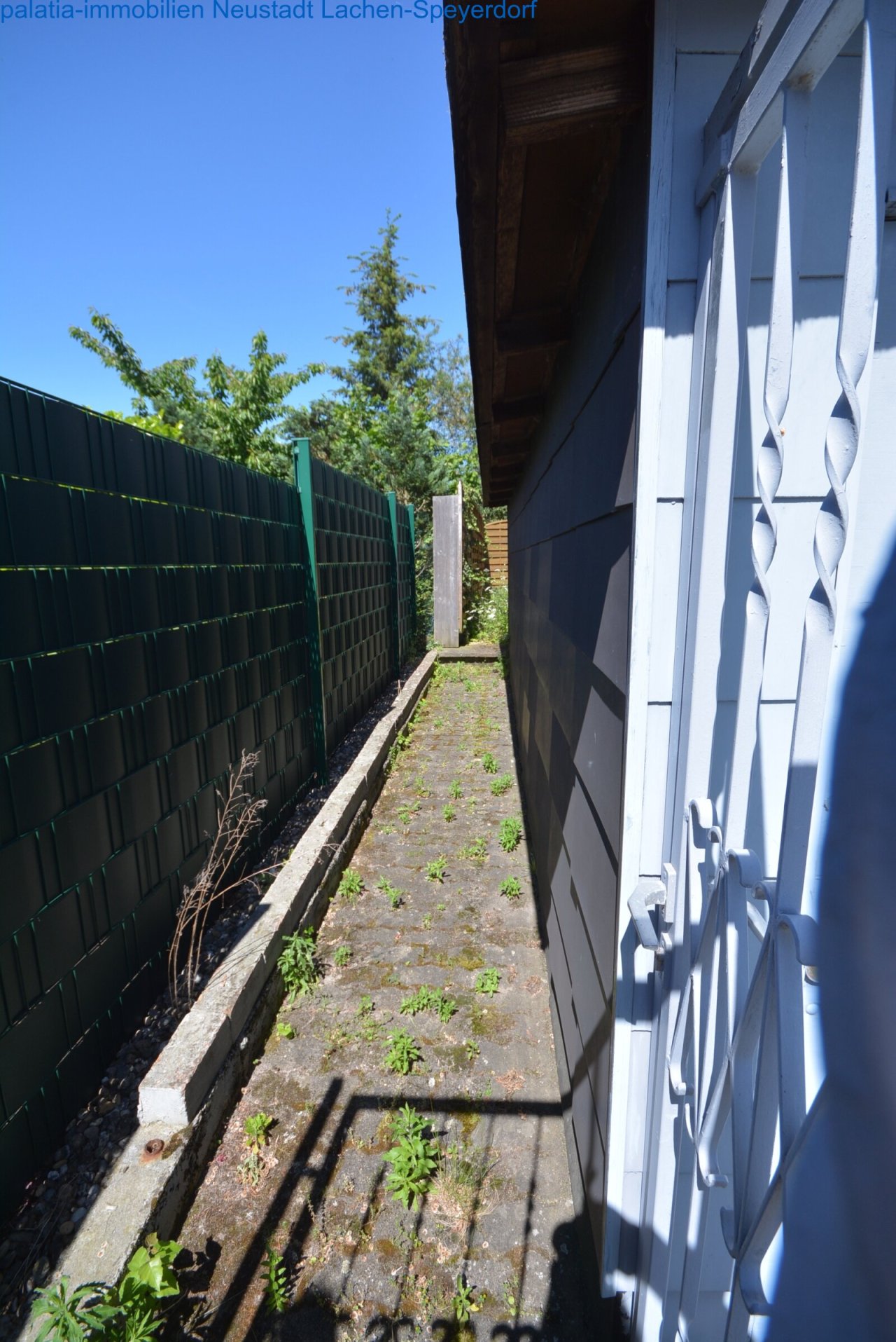 Seitlicher Zugang zum Garten mit angebautem Geräteraum Seitlicher Zugang zum Garten mit angebautem Geräteraum