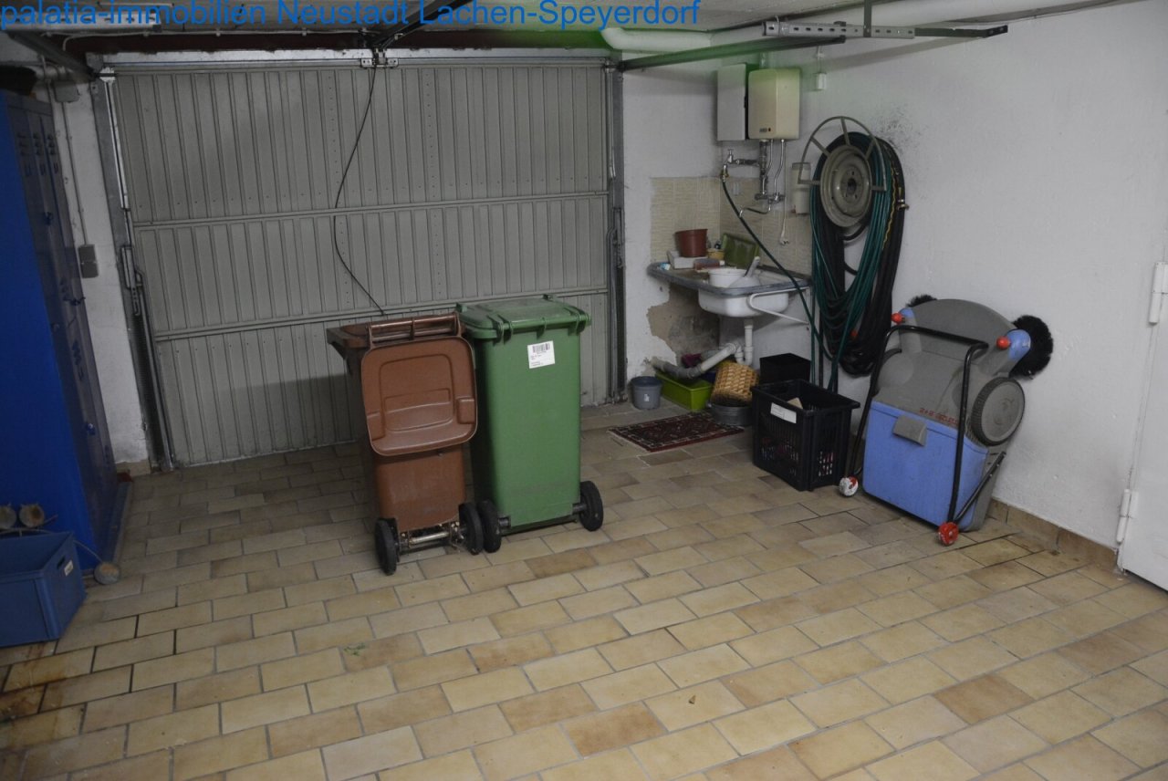 Garage innen mit Starkstrom und Wasser Garage innen mit Starkstrom und Wasser